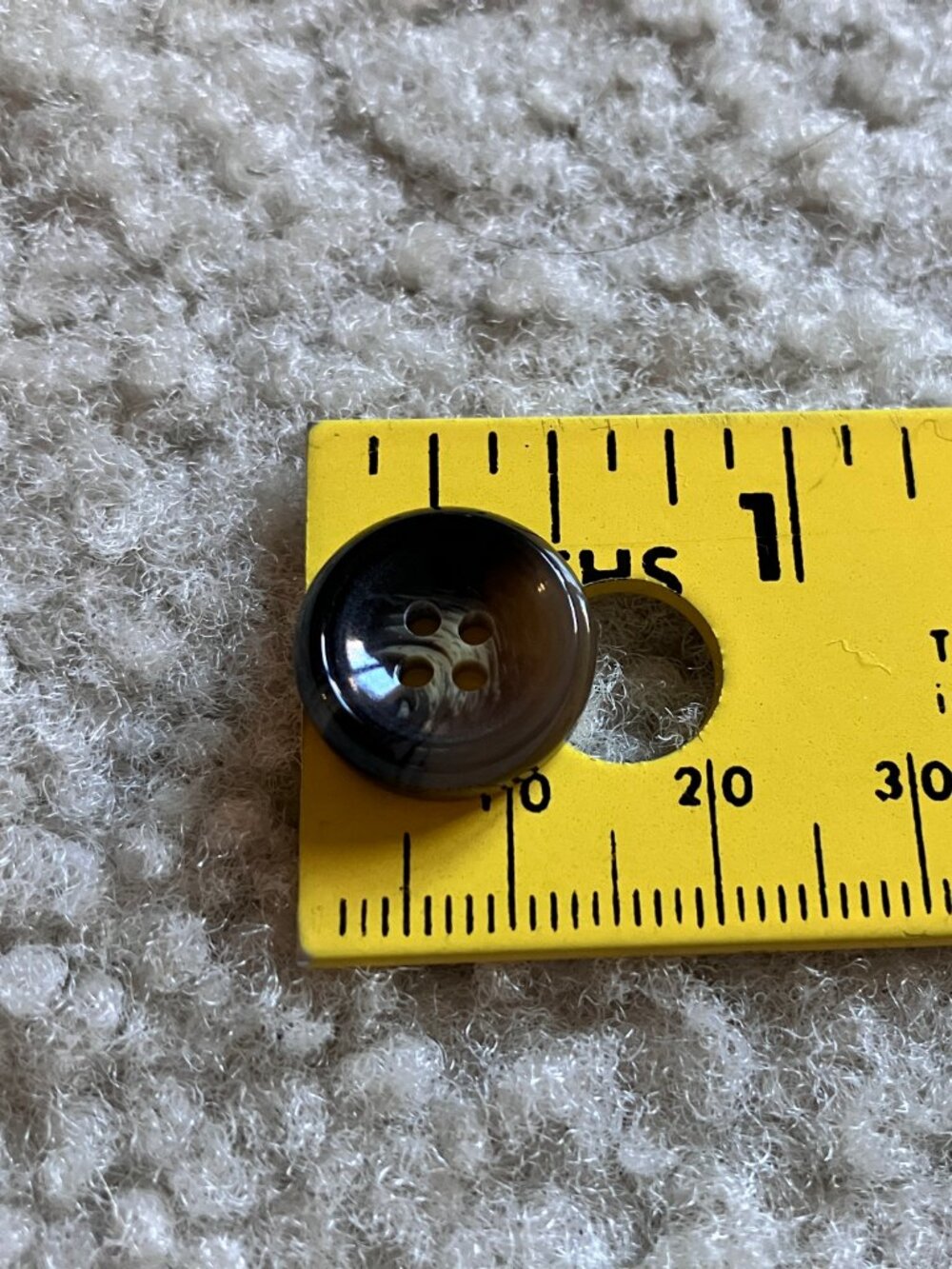 Set of 20 round faux-horn plastic concave bowl buttons - Picture 7 of 7